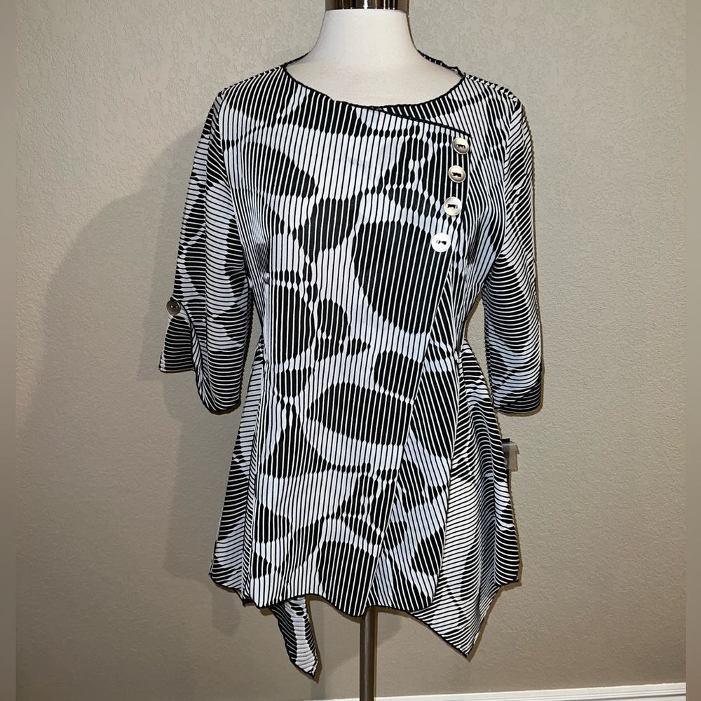 IC by Connie K white and black top size m NEW
